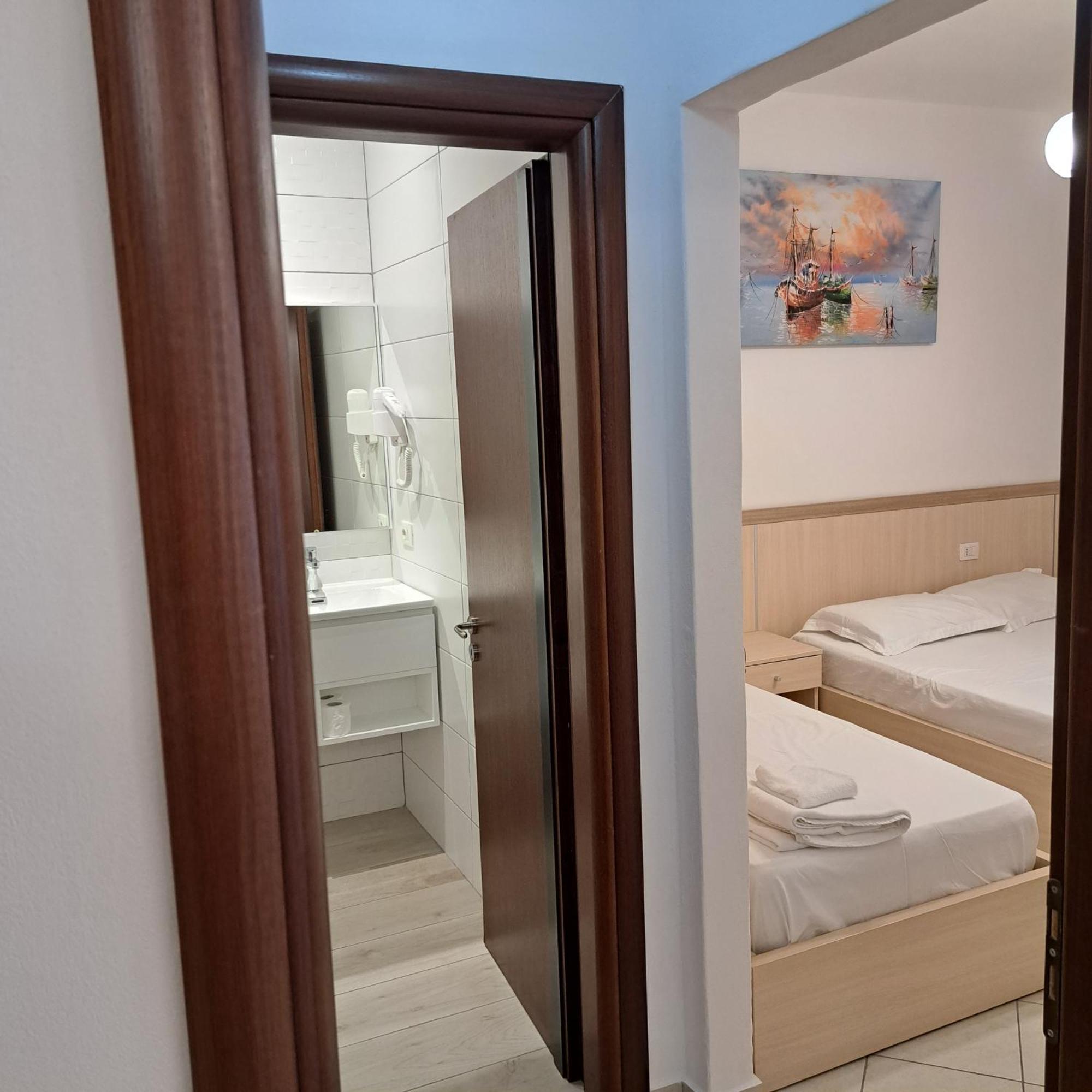 Apart-Hotel Alvi Sarandë エクステリア 写真