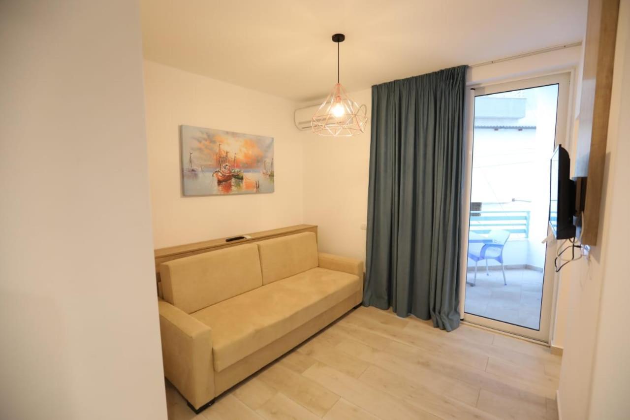 Apart-Hotel Alvi Sarandë エクステリア 写真