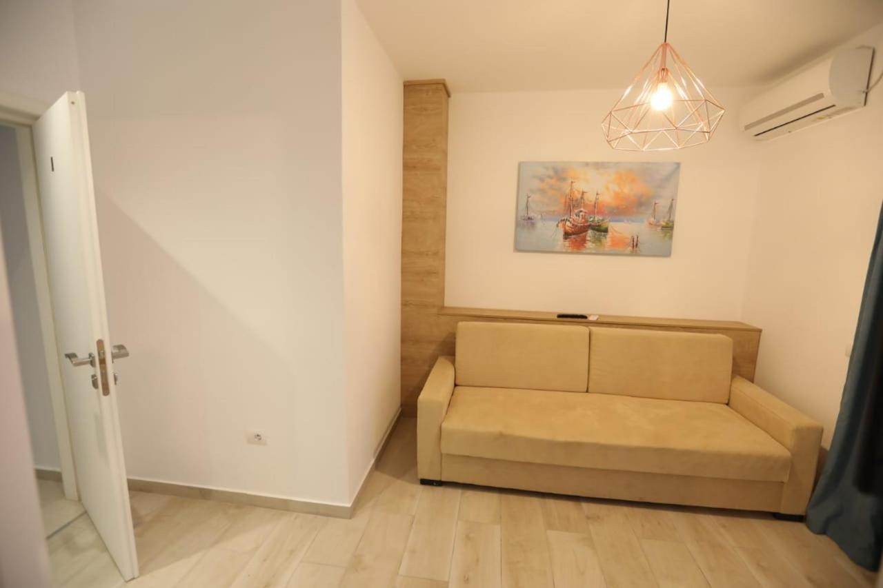 Apart-Hotel Alvi Sarandë エクステリア 写真